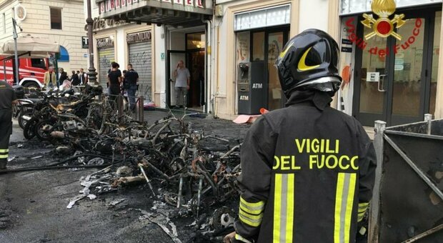 Incendio davanti a Roma Termini, nube di fumo nero sul centro: a fuoco 10 scooter, donna intossicata