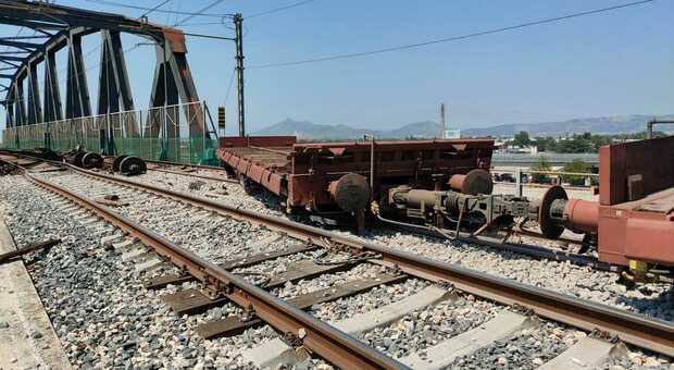 Treno merci deraglia sul ponte: sotto sequestro il cavalcavia ferroviario