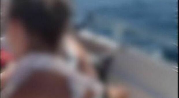Napoli, bambini alla guida di barche; il fenomeno impazza sui social: «Adesso basta»