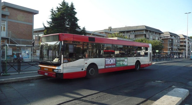 Roma, bulli terrorizzano i passeggeri sul bus, bloccano il mezzo e lo colpiscono a sassate