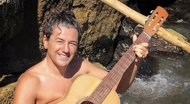 Fabio Serino, l'artista di strada che salva il mare di Napoli: «Così difendo le nostre acque»