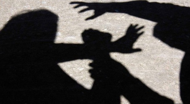 Nigeria, tredicenne violentata dal branco, il padre la dà in moglie a uno degli stupratori