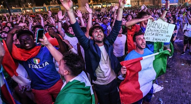 L'Italia è in festa per la Nazionale, caroselli in strada: le vie si colorano d'azzurro. A Napoli suonano le sirene delle navi