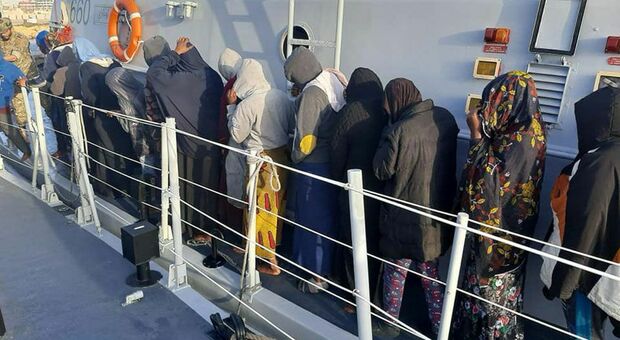 Migranti, guardia costiera libica salva 104 persone, morti un bambino e una donna: fermato uno scafista