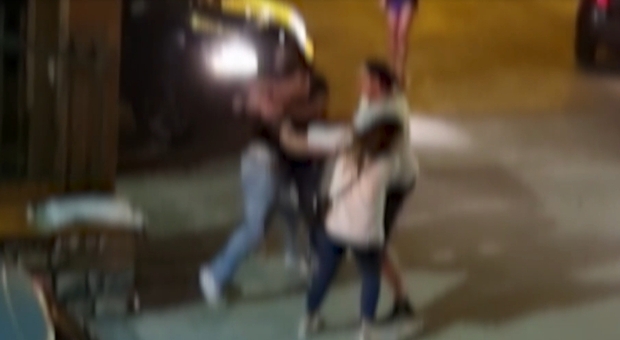 Movida violenta a Sala Consilina, nei video virali i volti dei giovani