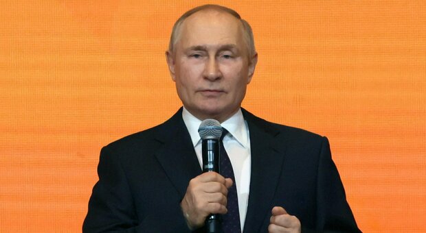 Putin firma la legge contro le «relazioni sessuali non tradizionali»: vietato dire la parola «gay»