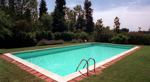 Bimba di 5 anni annega in piscina nel giardino di casa: tragedia in provincia di Palermo