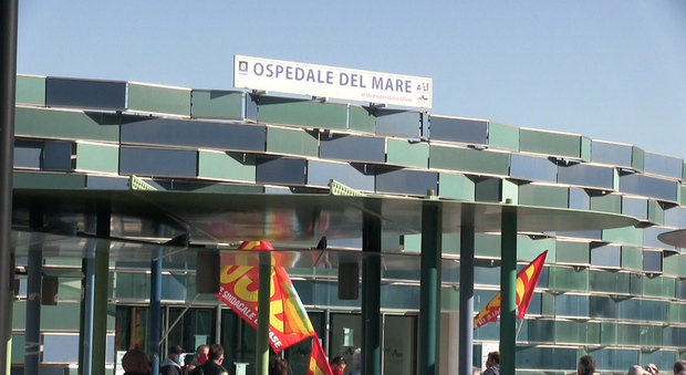 Covid a Napoli, protesta all'ospedale del Mare: «Sanità pubblica, assunzioni stabili»