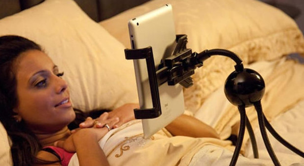 Contrordine: smartphone e tablet a letto non provocano l'insonnia