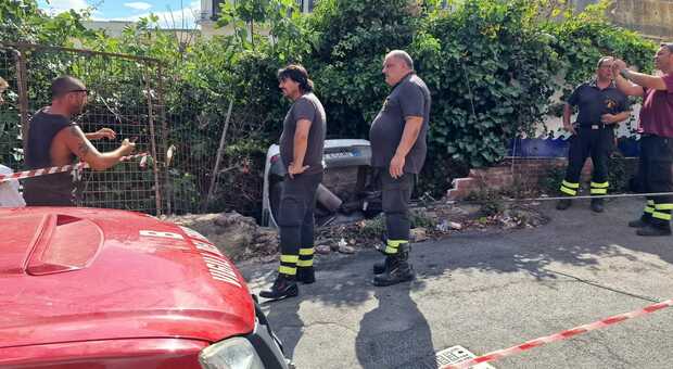 Incidente a Napoli, auto sfonda la recinzione di via Posillipo e resta in bilico nel vuoto: anziana in ospedale