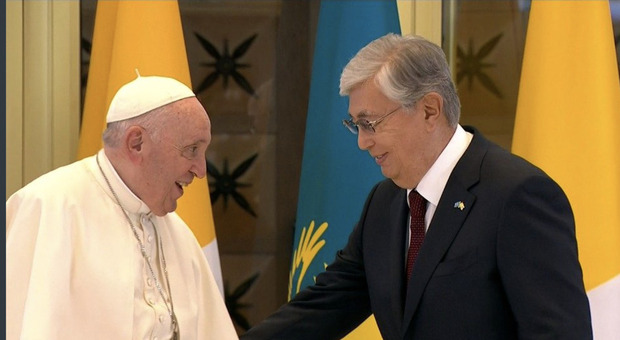Papa Francesco in Kazakhstan lancia messaggi a Xi (anche lui presente a Nursultan): «Sono pronto ad andare in Cina»