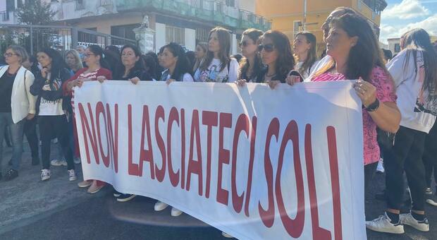 Professore ucciso nella scuola di Melito, la protesta delle mamme: «Non lasciateci soli»