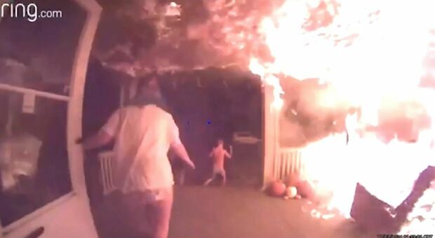 Sbaglia strada e arriva davanti a una casa in fiamme: automobilista salva quattro fratelli dall'incendio VIDEO CHOC