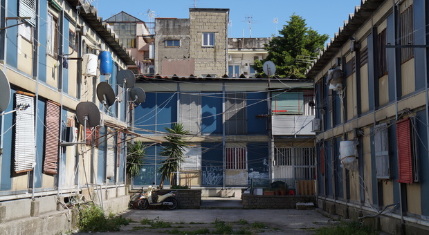 Napoli, l'ultima estate nell'amianto: diritto all'alloggio per i residenti dei bipiani di Ponticelli
