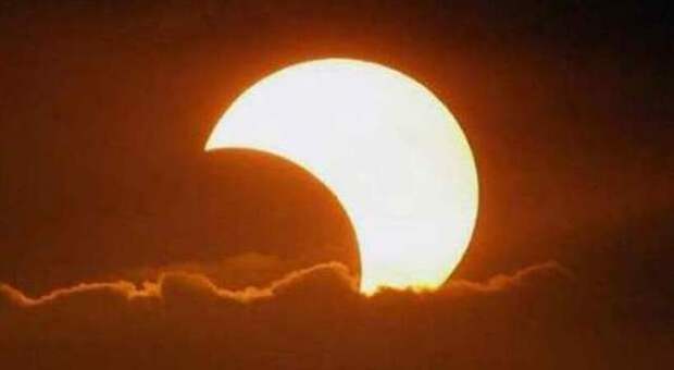 Eclissi solare parziale, appuntamento atteso per il 25 ottobre: torna anche l'ora legale nel weekend successivo