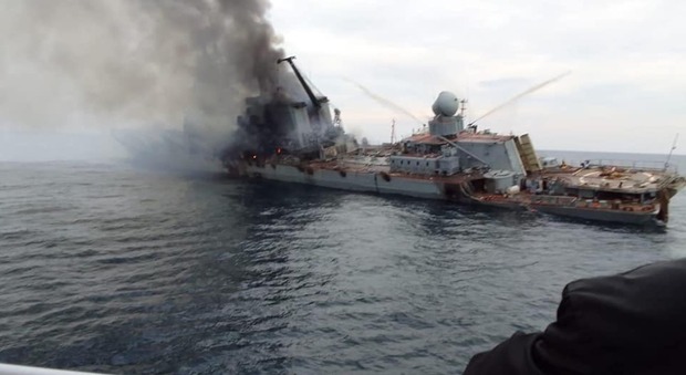 Movska, spuntano le prime immagini della nave in fiamme: gli scatti che smentiscono la Russia