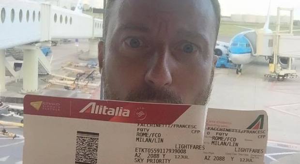 Francesco Facchinetti in viaggio per Milano sbaglia aereo e finisce ad Amsterdam