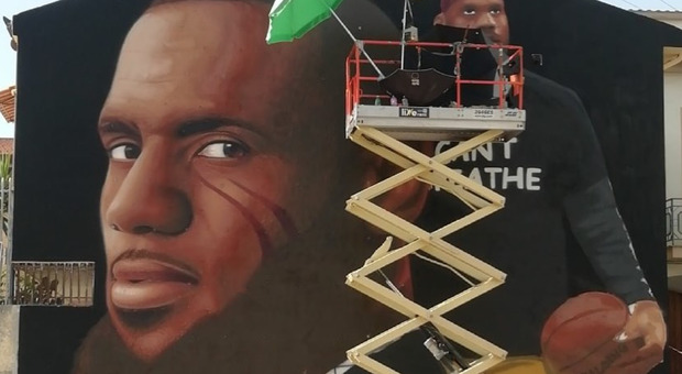 LeBron a Casapulla, l'ultimo lavoro di Jorit: sulla maglia il grido «I can't breathe»