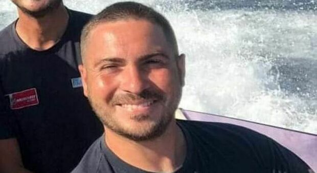Catamarano da offshore si ribalta in mare al largo di Bacoli: morto 35enne
