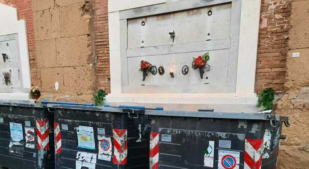 Cassonetti dell'immondizia posizionati davanti ai loculi al cimitero di Poggioreale