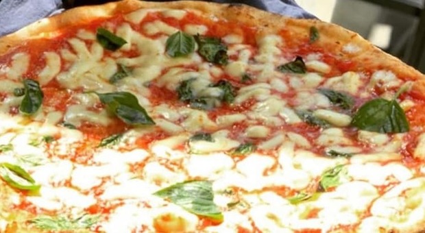 Napoli, che voglia di pizze: nel primo giorno di delivery sfornate in 60mila