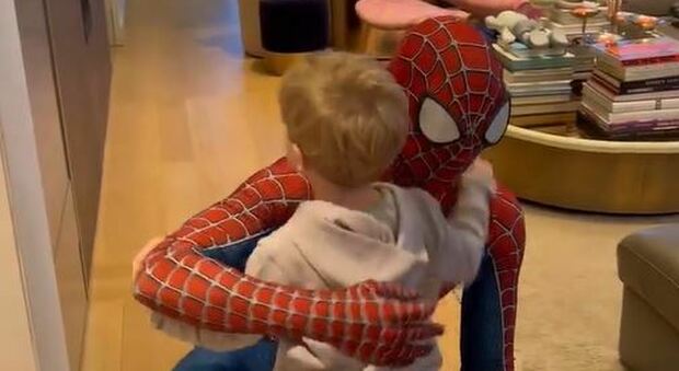 Spiderman alias Mattia Villardita abbraccia Leone.