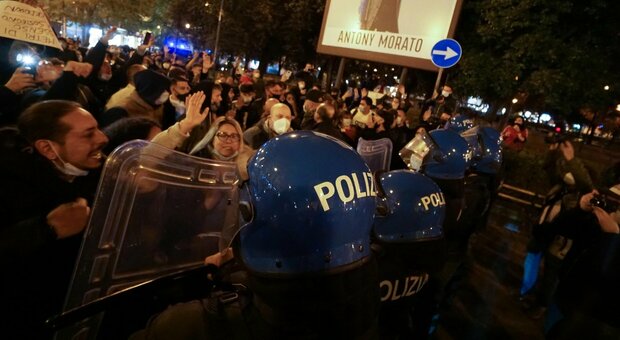 Napoli, nuova protesta: centinaia in piazza contro Dpcm e provvedimenti Regione