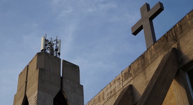 Ponticelli, protesta per l'antenna sul campanile della chiesa. L'ira dei residenti: «Vogliamo il crocifisso»
