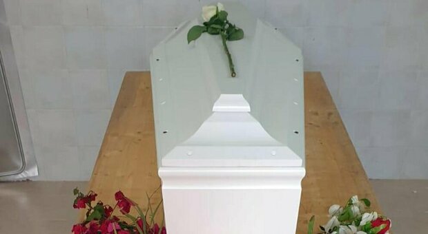 La bara bianca per Josef annegato a sei mesi nel mar Mediterraneo. E' stato seppellito nel cimitero di Lampedusa