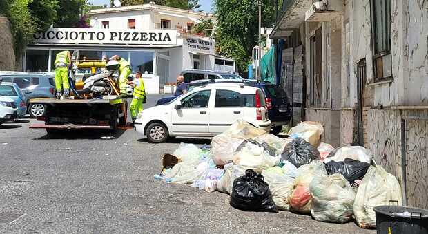Napoli assediata dai rifiuti: invia la tua segnalazione al Mattino su Whatsapp