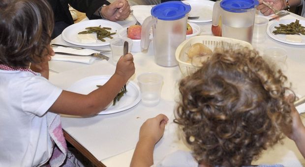 I genitori non possono pagare la mensa: alla figlioletta tonno e cracker, la bimba scoppia a piangere