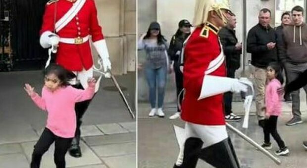 Londra, la guardia reale urla e spaventa una bambina: la piccola scappa e piange