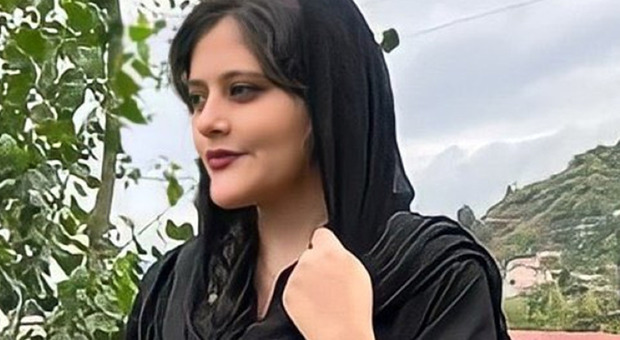 «Ragazza dell'Iran», Vincenzo Salemme dedica una poesia a Mahsa Amin