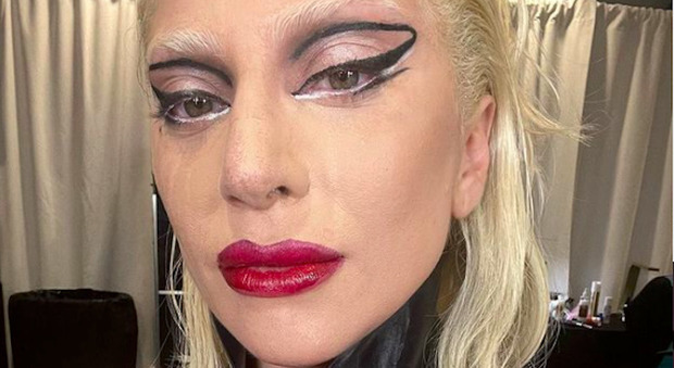 Lady Gaga in lacrime alla fine di un concerto: spiega cosa le è successo in un video