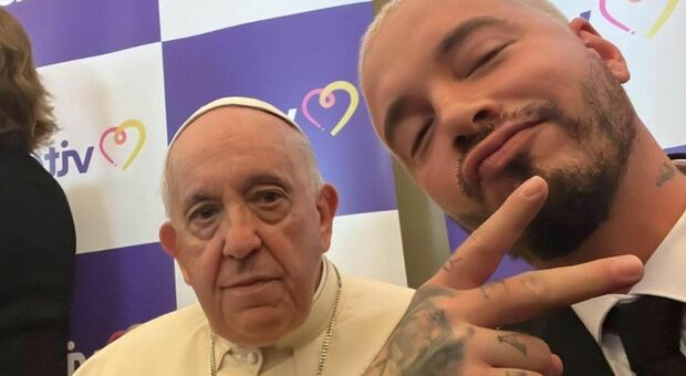 J Balvin in posa con Papa Francesco, il selfie al Vaticano diventano virali: «Non è una cosa da tutti»