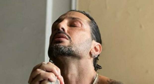 Fabrizio Corona mai visto: prega in carcere. Un passo della Bibbia sul profilo Instagram