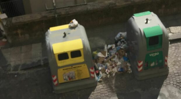 La situazione rifiuti in via Giacinto Gigante a Napoli: la segnalazione