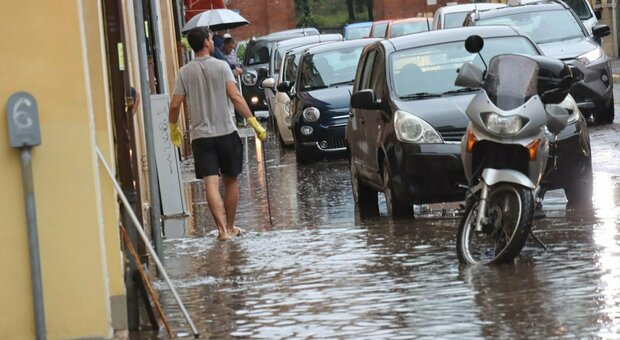 Maltempo a Napoli: «Strade come fiumi, caos viabilità e auto bloccate»