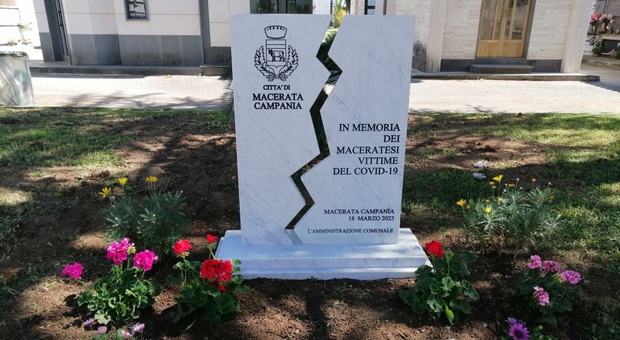 La stele di marmo in memoria delle vittime del Covid-19 a Macerata Campania