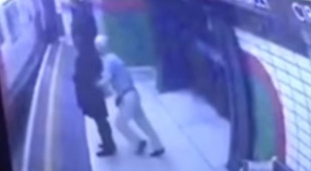 È islamica e col velo: un passeggero la spinge sotto la metro| Video choc