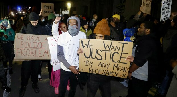 Usa, afroamericano pestato a morte: proteste in molte città. Le ultime parole di Nichols: «Voglio solo tornare a casa»