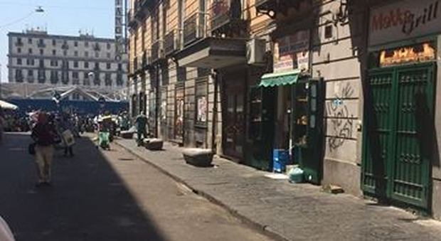 Napoli, sgomberato il suk di piazza Garibaldi: «Via Bologna crocevia del turismo»