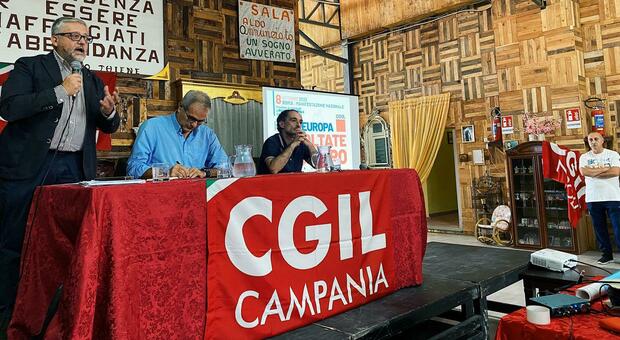 Napoli, la Cgil fa quadrato in assemblea: «Ascoltate il lavoro. E Meloni prenda le distanze dai fascisti»