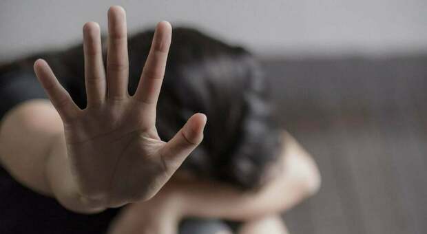 Violenta la figliastra di 12 anni mentre la madre dorme accanto: condannato a 4 anni
