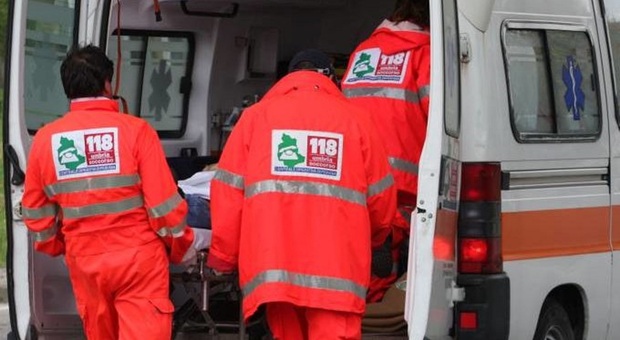 Soccorse bimba schiacciata dall'altalena: l'infermiere trovato morto in casa
