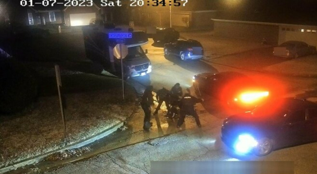 Tyre Nichols picchiato a morte da 5 agenti di polizia, le immagini choc fanno scoppiare le proteste negli Stati Uniti