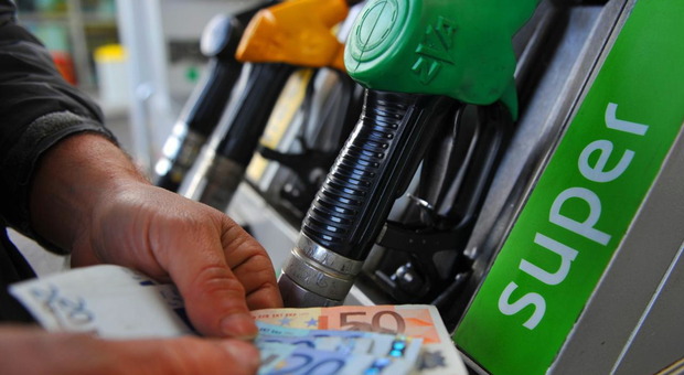 Benzina, prezzi in forte aumento: verde torna sopra a 2 euro (servito)