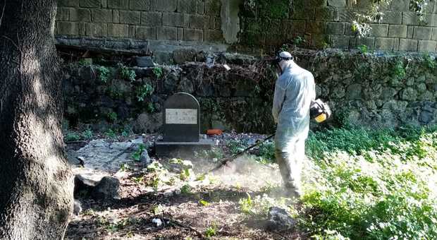 Napoli, nel cimitero dei colerosi di Barra scatta l'operazione grandi pulizie per la commemorazione dei defunti