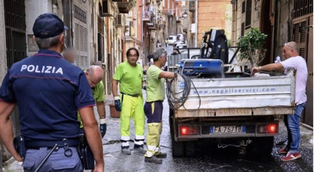 Napoli, rimossi 114 paletti abusivi ostacolo nei Quartieri spagnoli