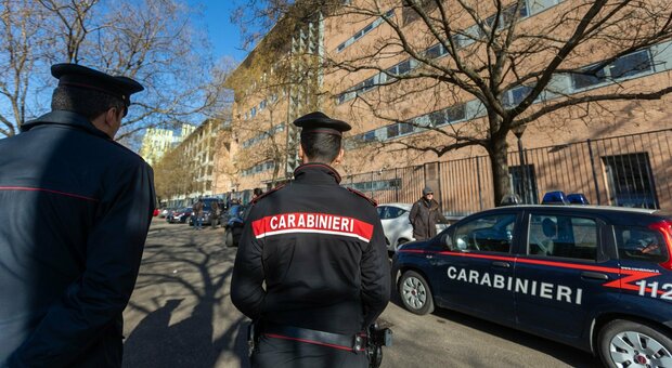 I carabinieri della scientifica sul luogo del delitto a Milano